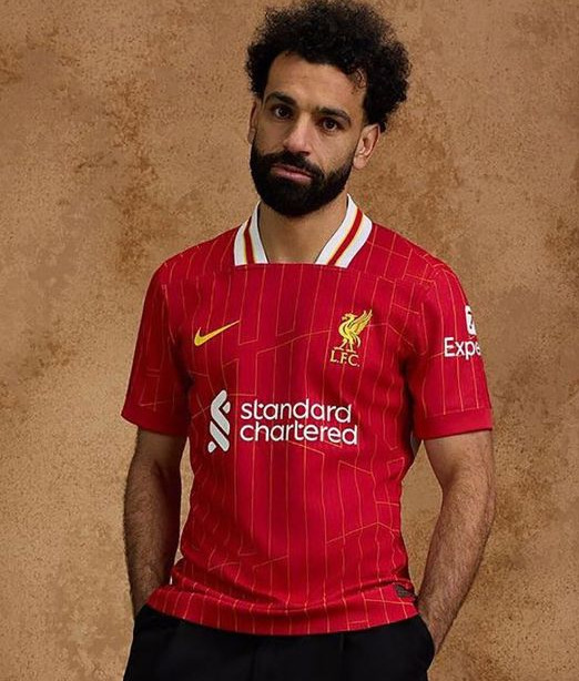 Mohamed Salah draagt het Liverpool shirt met nummer 11, een van de populairste spelersshirts onder Liverpool fans wereldwijd.