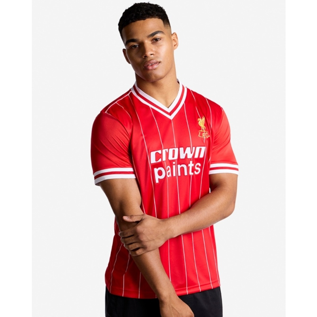 Retro Liverpool Crown Paints thuisshirt uit 1983-1985 gedragen door model in rode clubkleuren