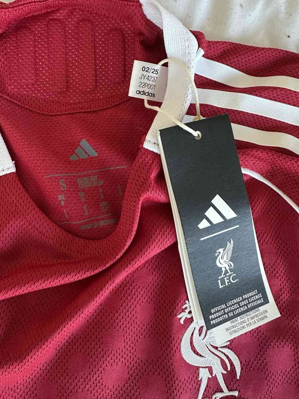 Adidas Liverpool shirt met maatlabel en officieel LFC-label voor maatadvies en pasvormcontrole